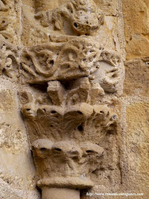 CAPITELES DE LA PORTADA